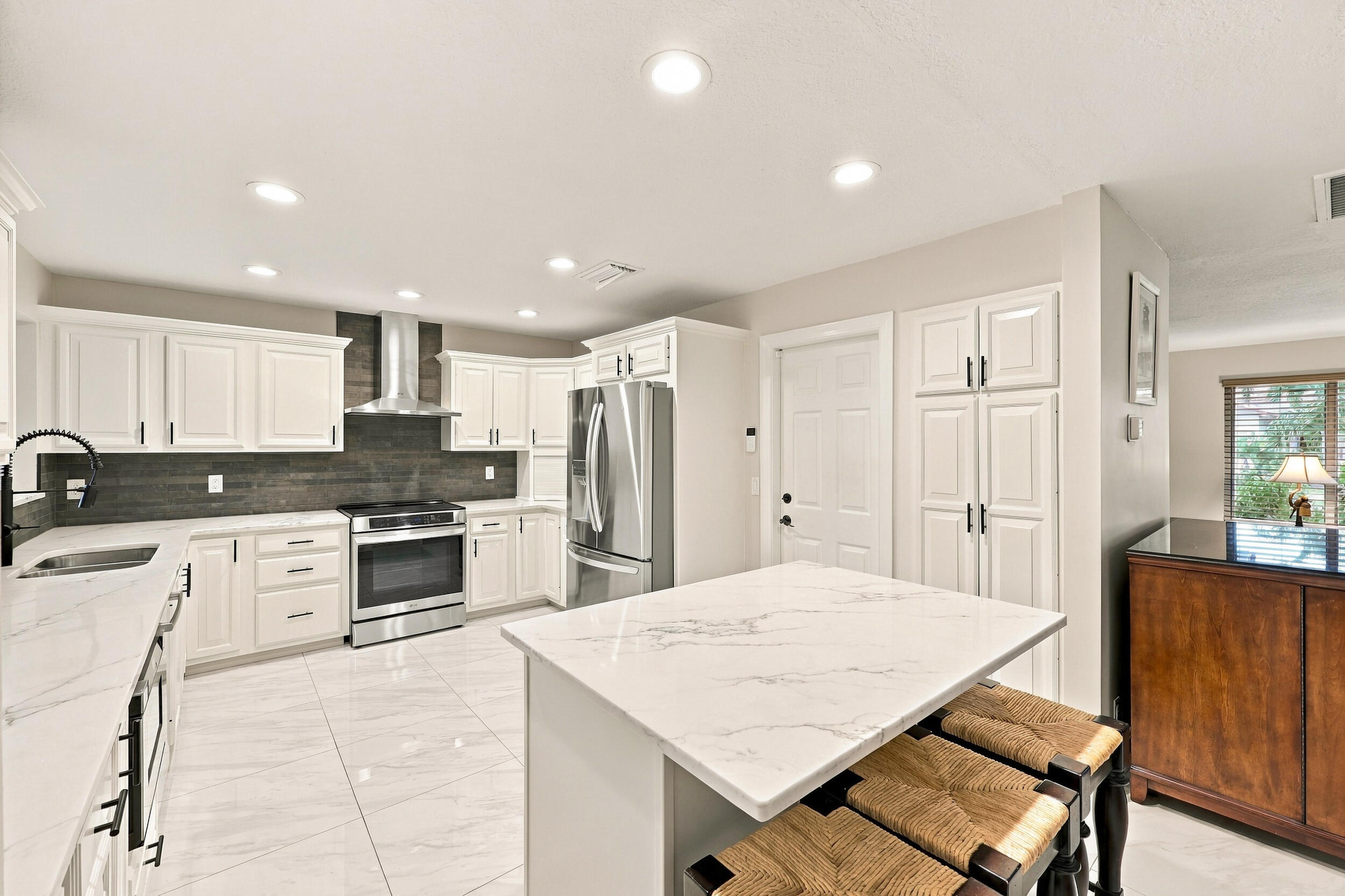 3590 Lakeview Drive