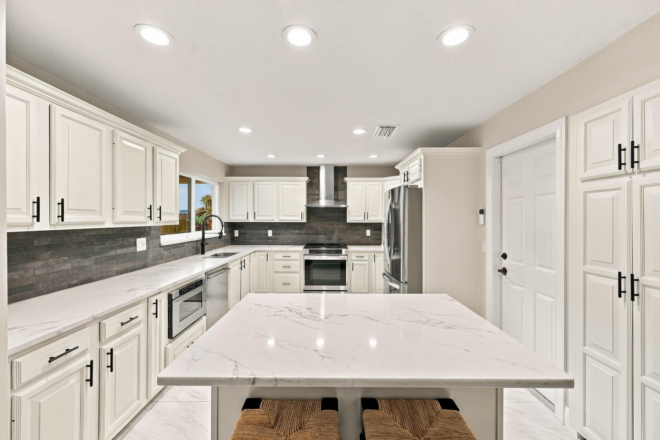 3590 Lakeview Drive