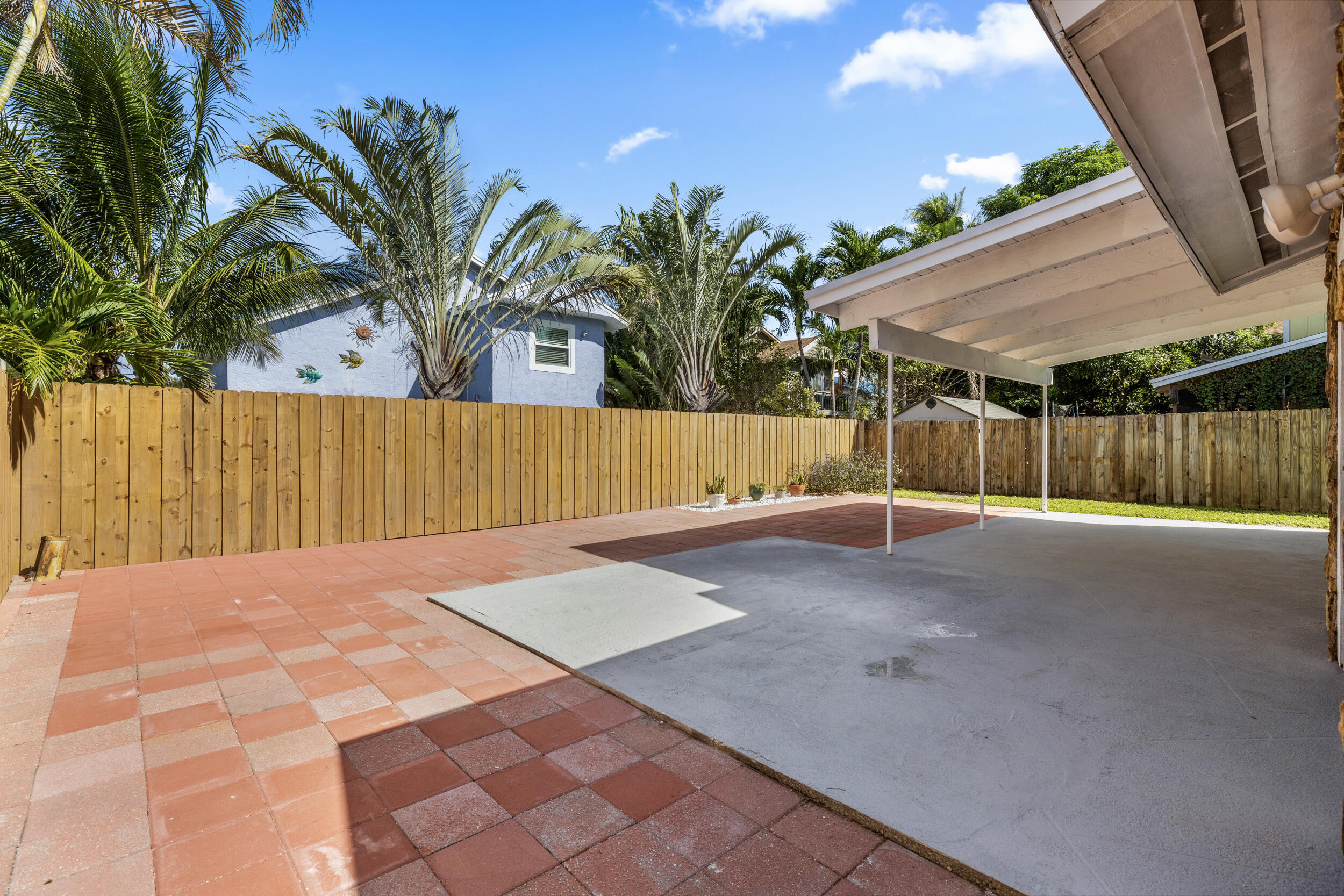 2552 Ella Street