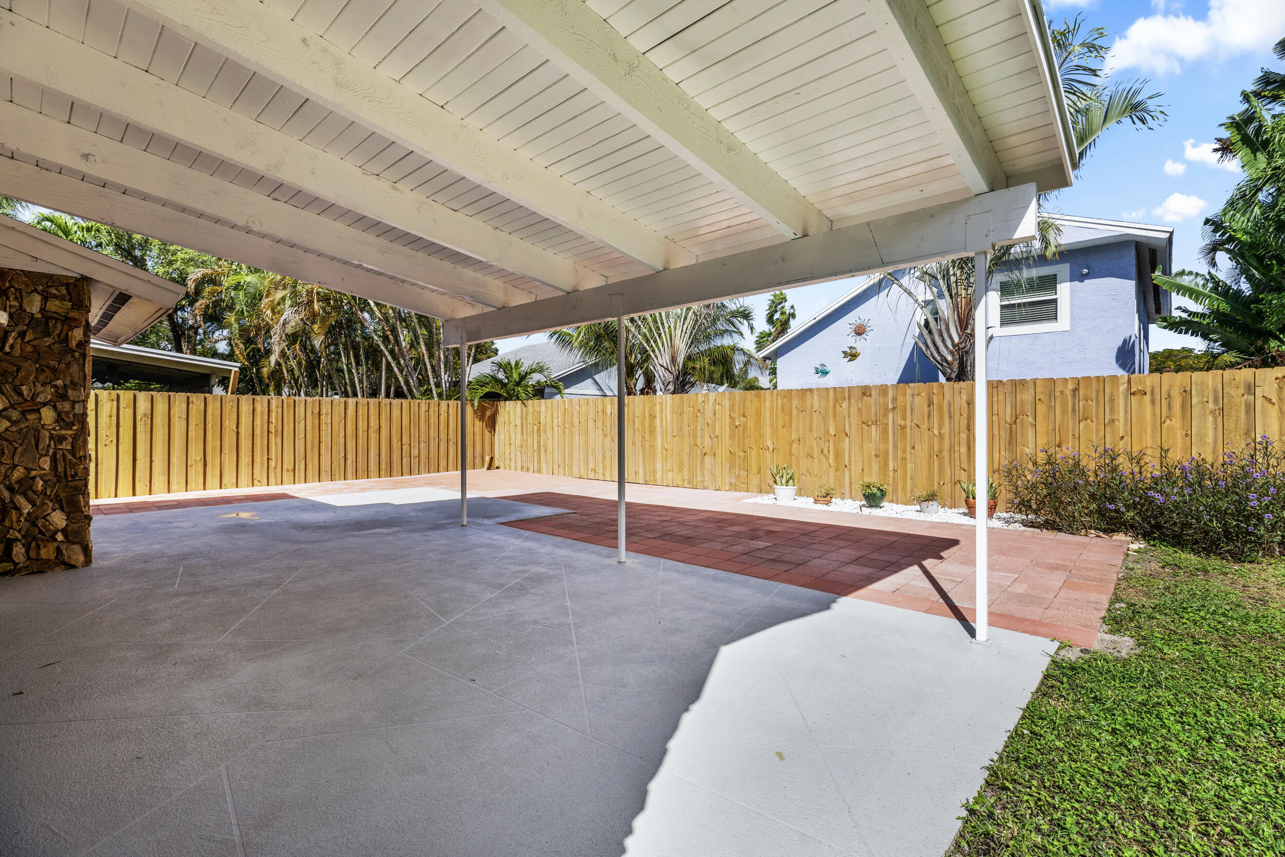 2552 Ella Street
