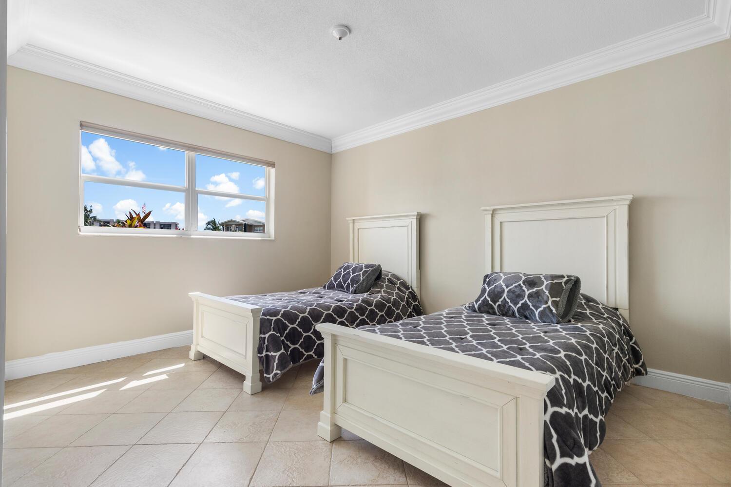 701 NE Harbour Terrace 1010