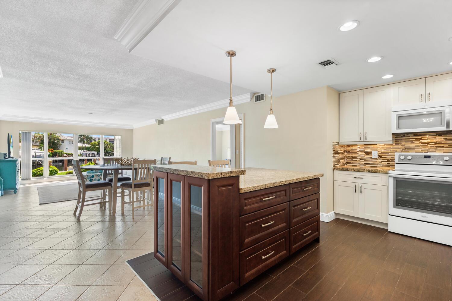 701 NE Harbour Terrace 1010