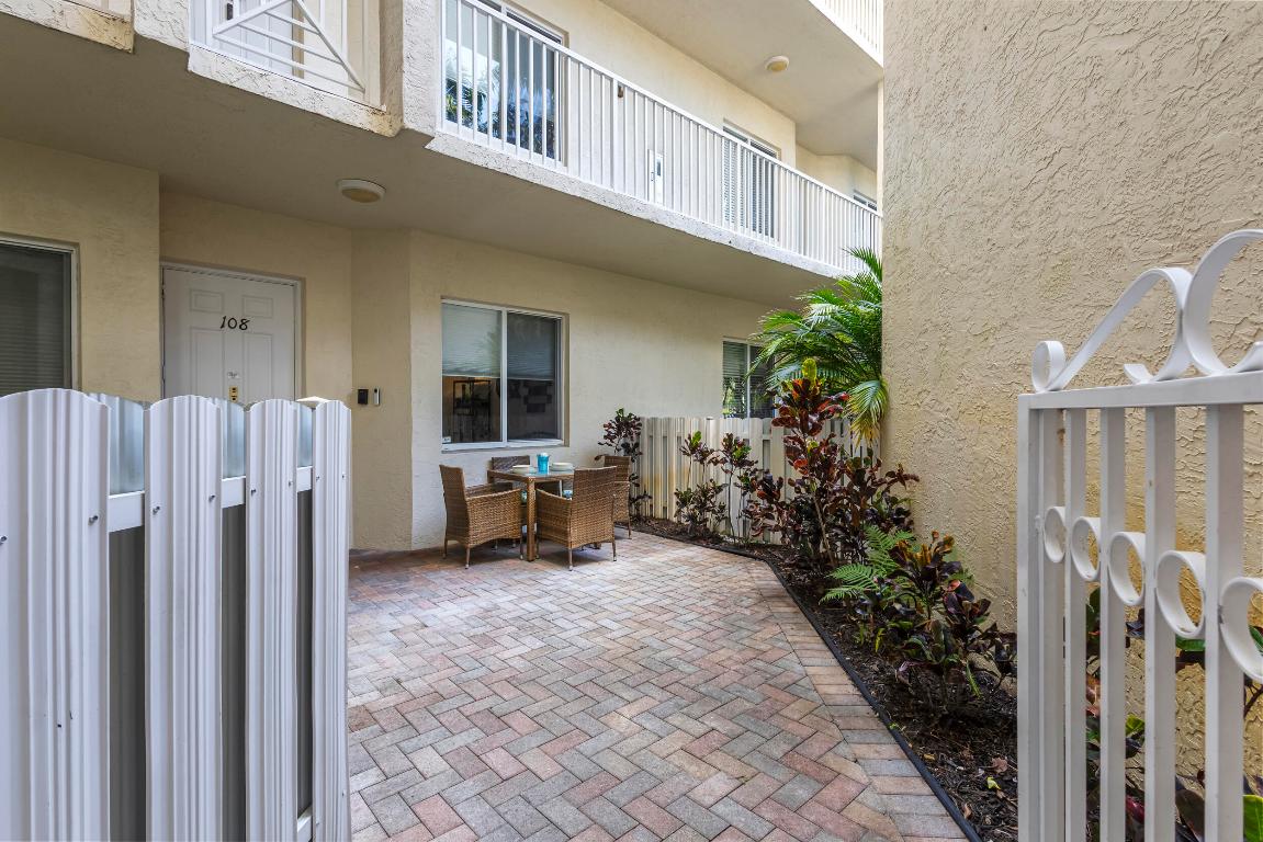 3600 Oaks Clubhouse Drive 108