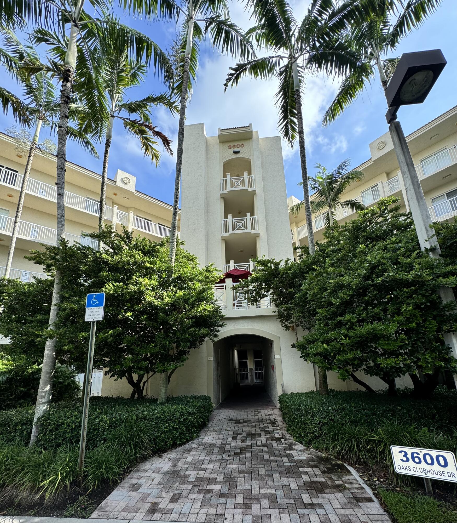 3600 Oaks Clubhouse Drive 108