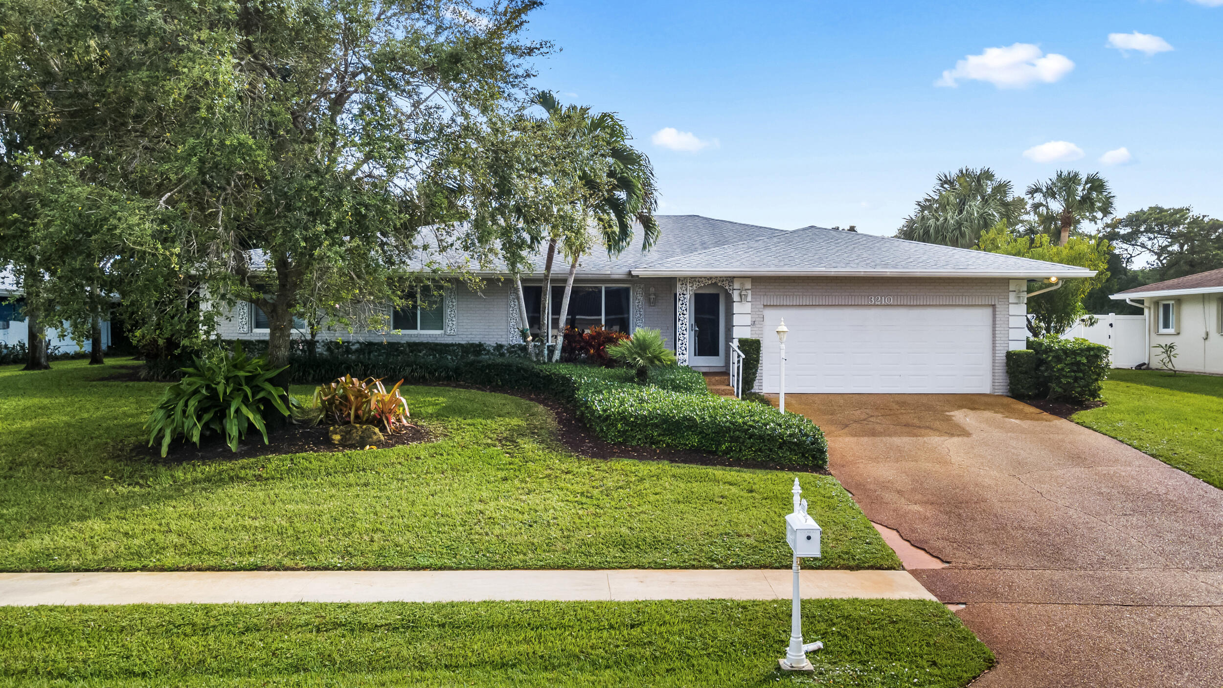 3210 Lakeview Drive