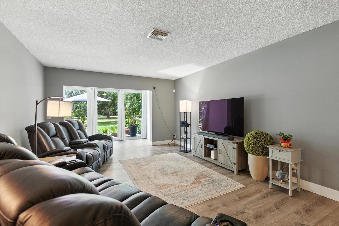 1902 Palmland Drive 3