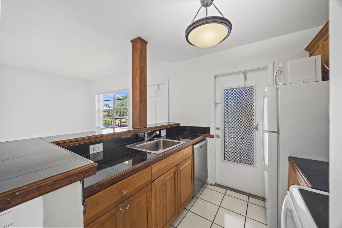 5050 Bayview Drive 9