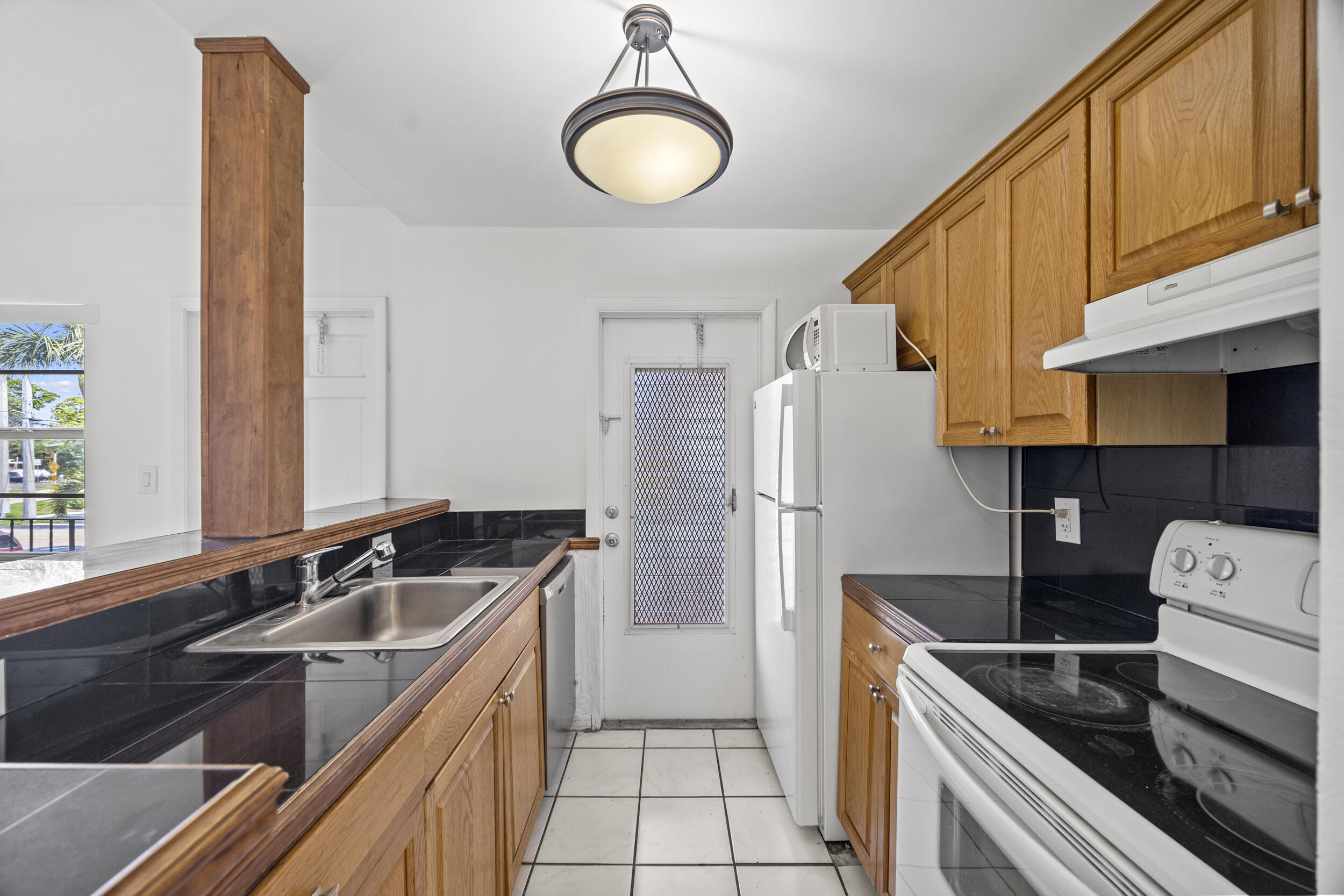 5050 Bayview Drive 9