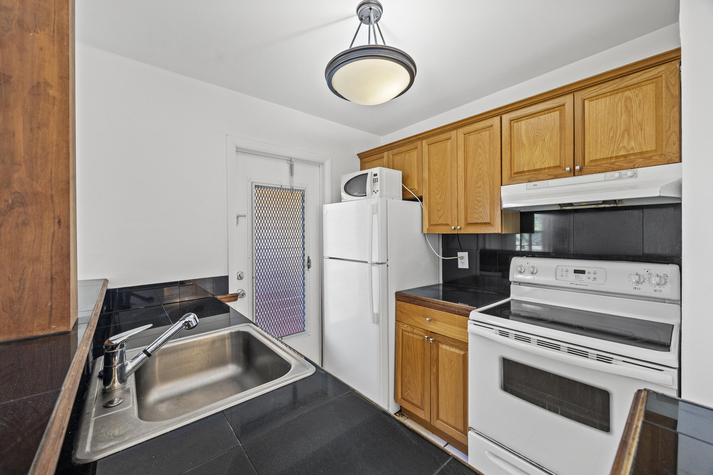 5050 Bayview Drive 9