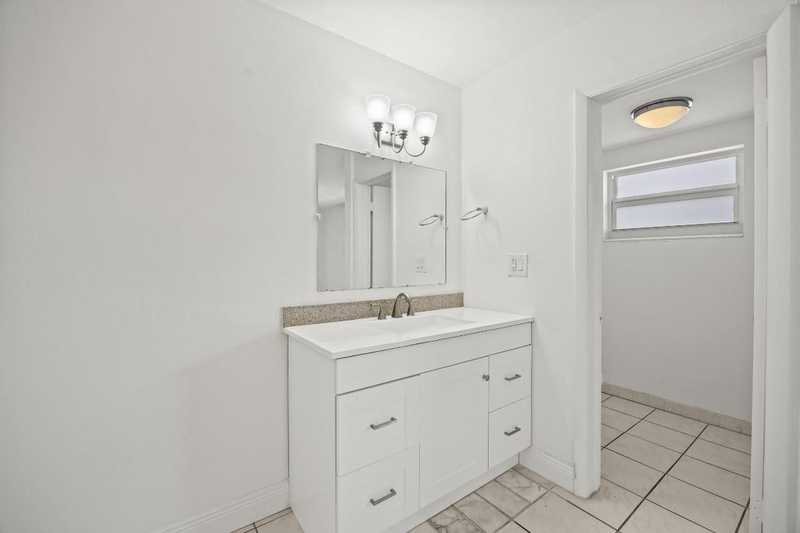 5050 Bayview Drive 9