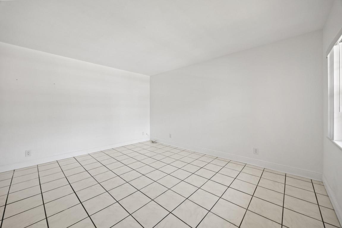 5050 Bayview Drive 9