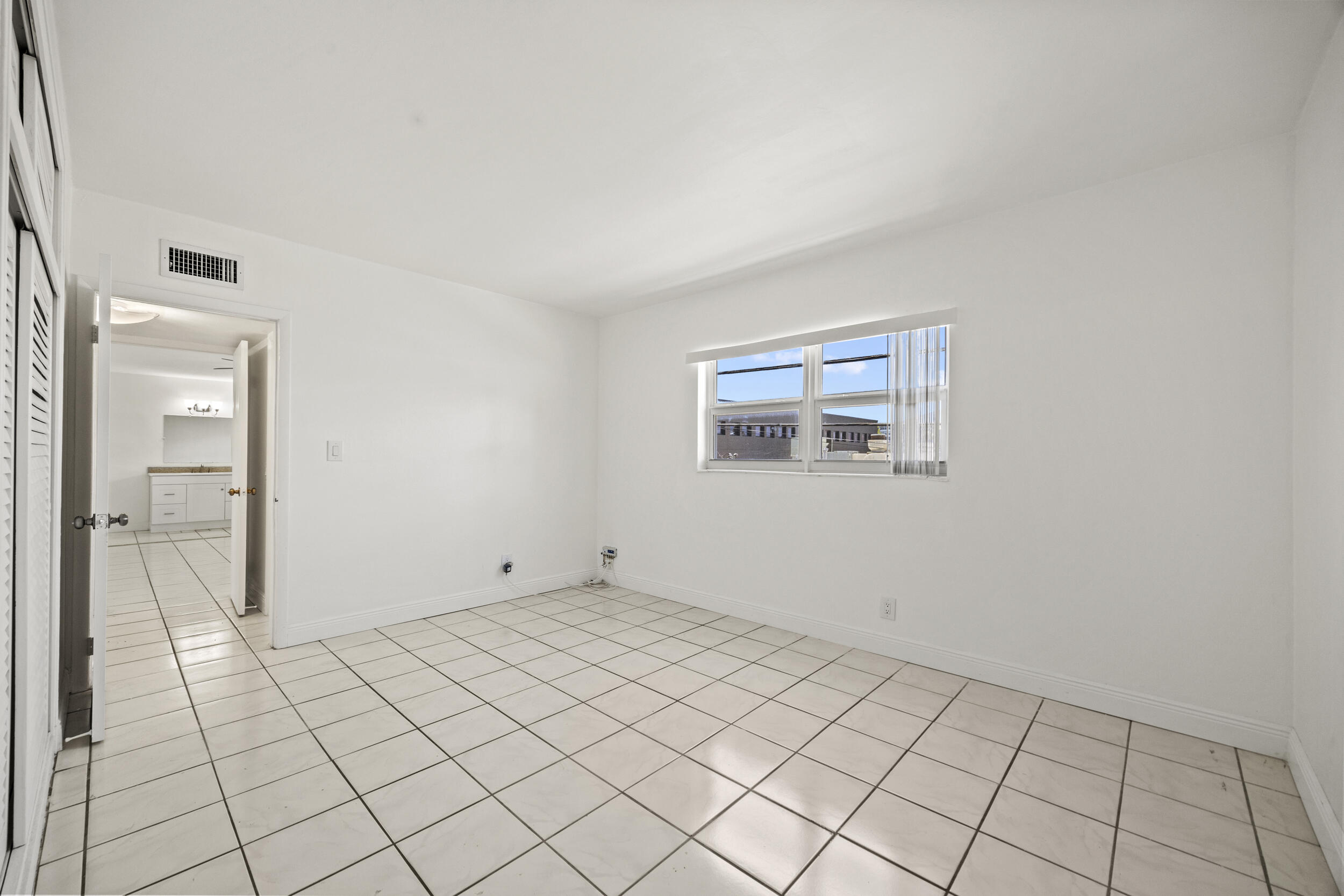 5050 Bayview Drive 9