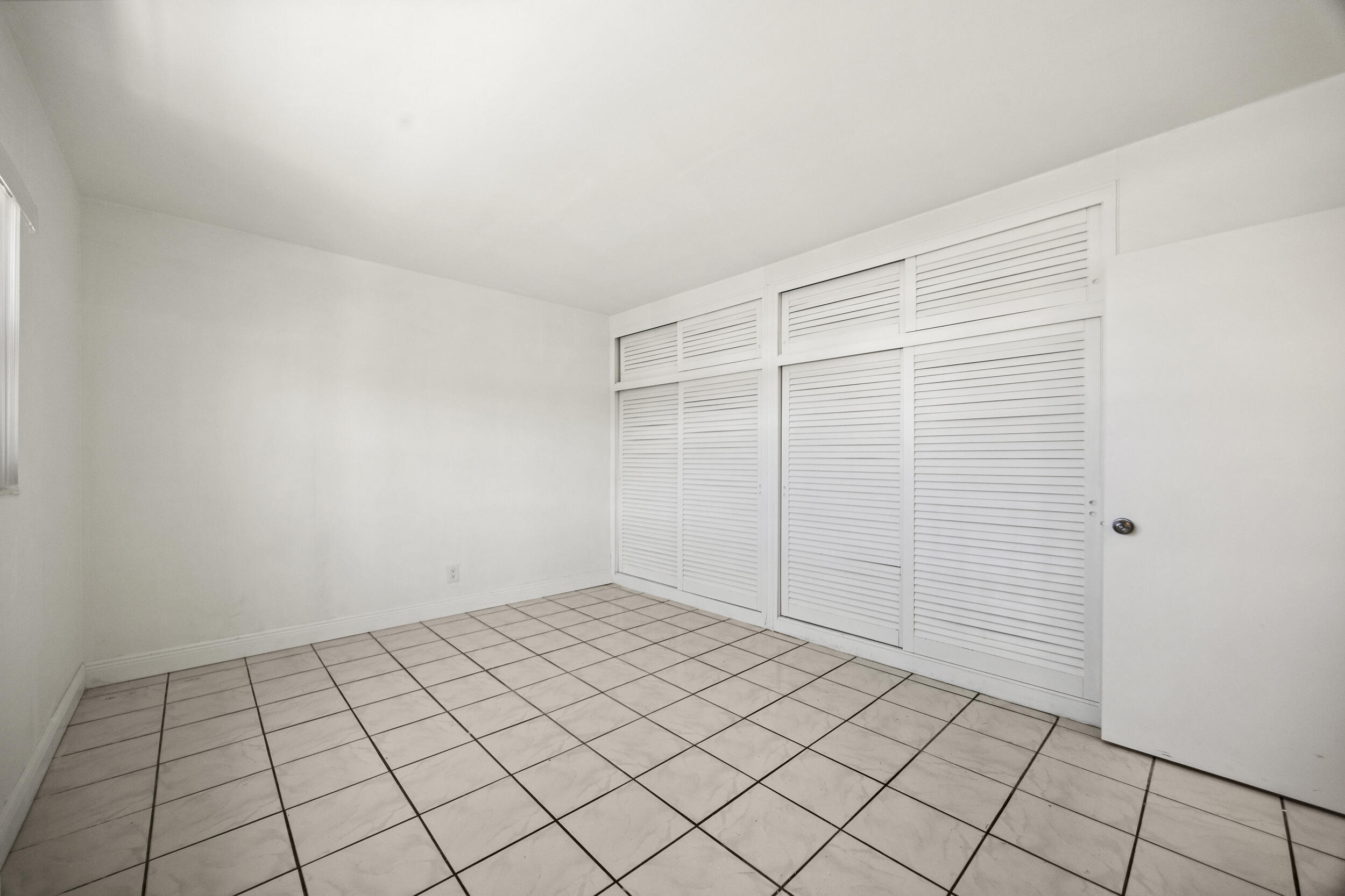 5050 Bayview Drive 9