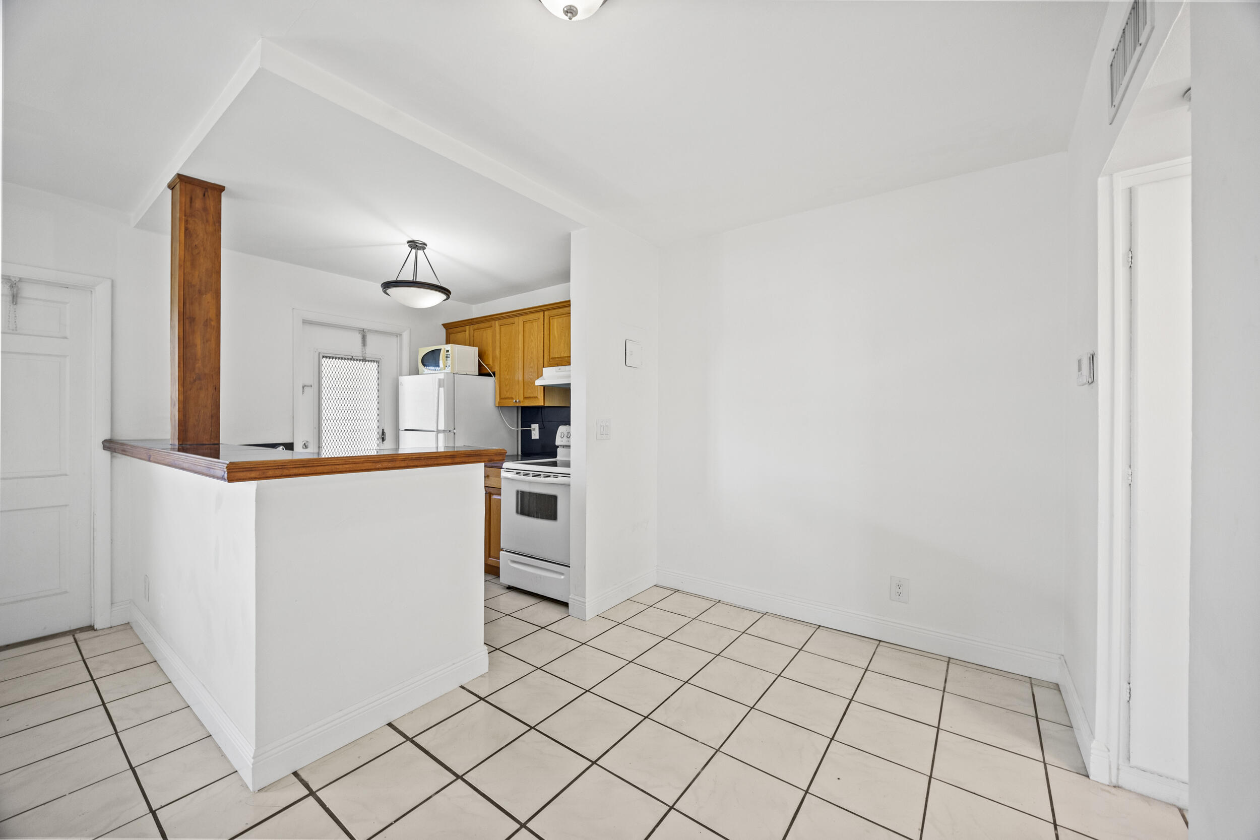 5050 Bayview Drive 9