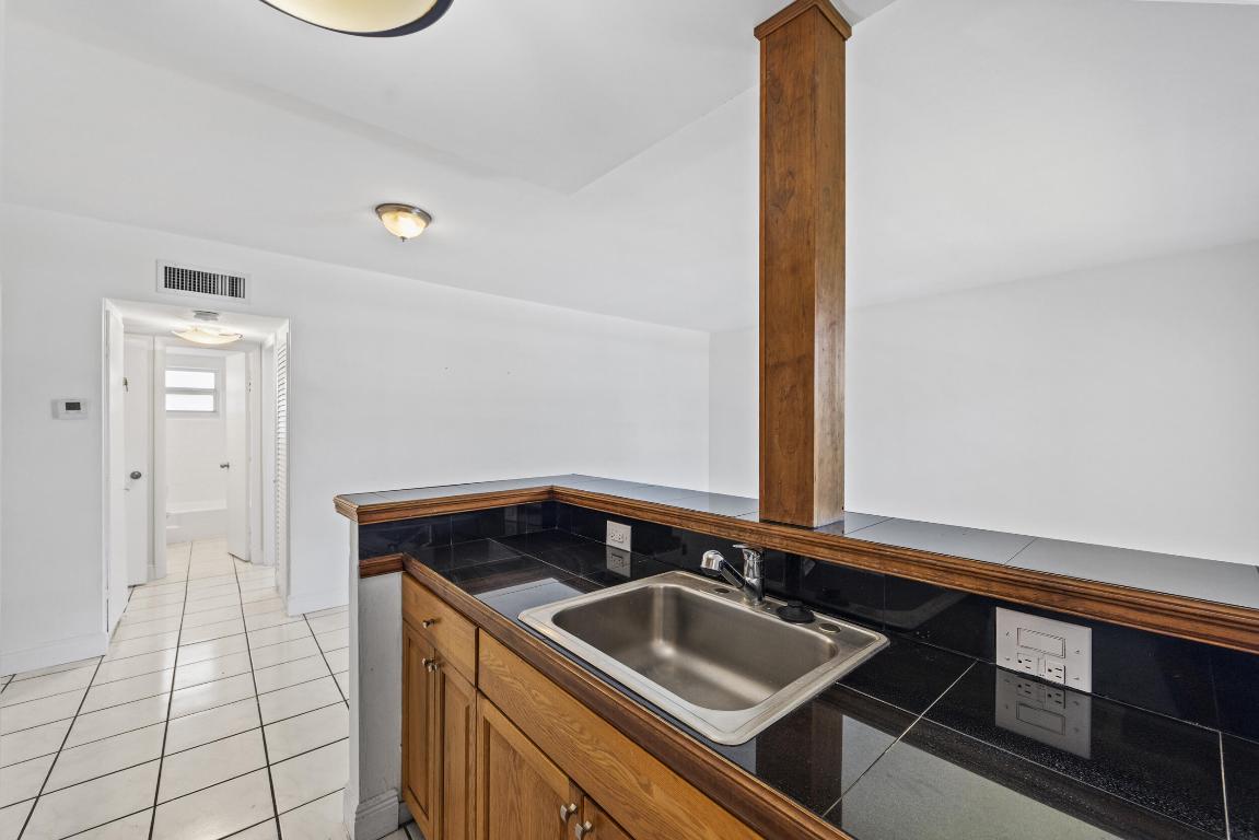 5050 Bayview Drive 9