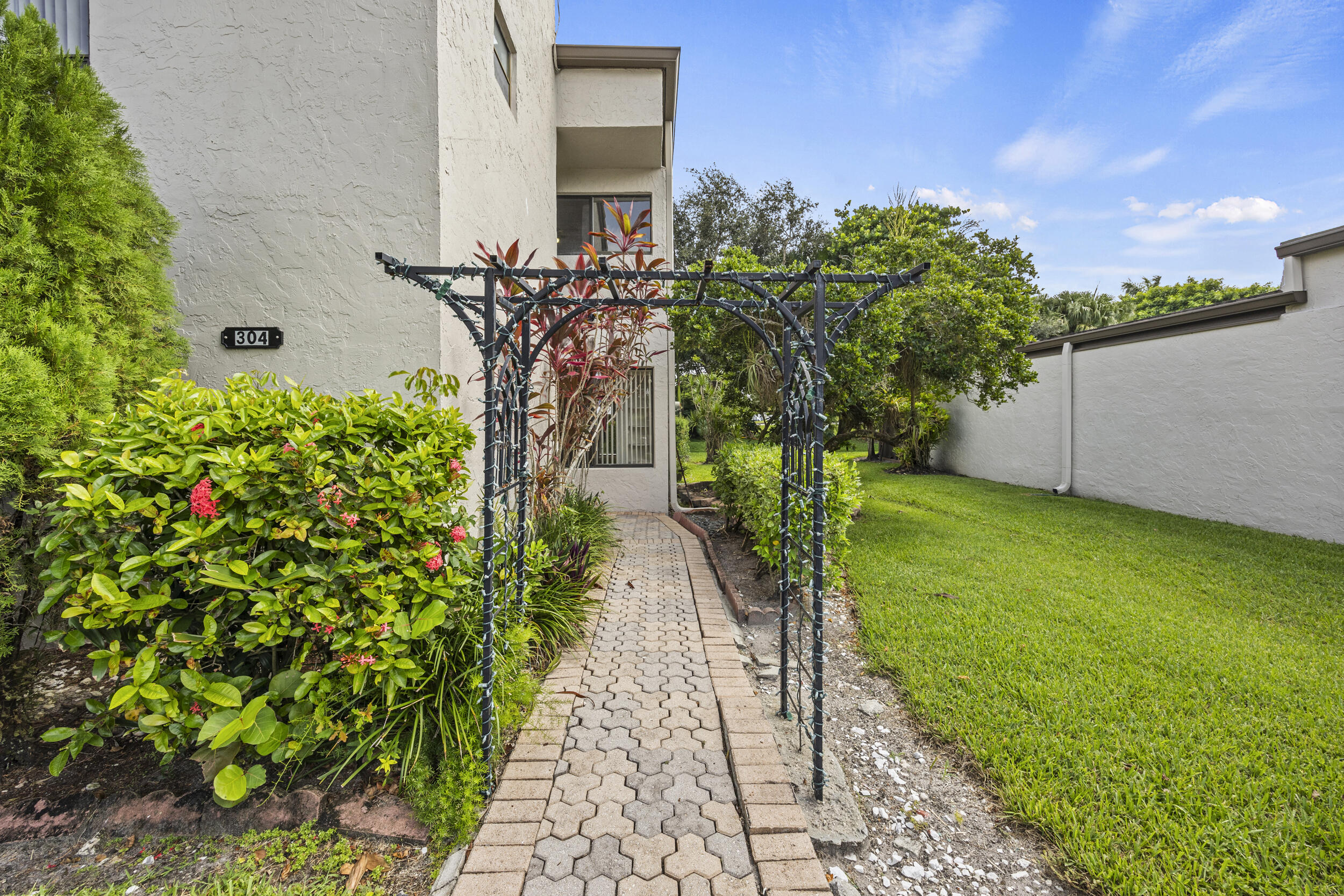 9713 N New River Canal Road 304