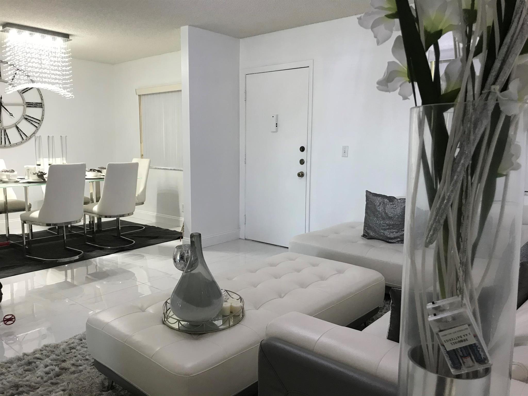 5130 Las Verdes 211 Circle 211