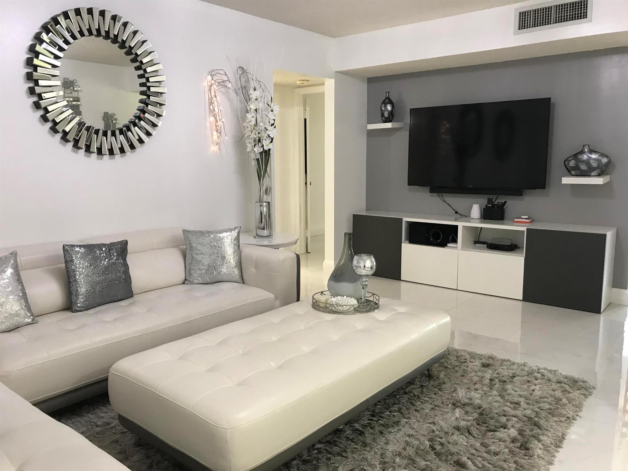 5130 Las Verdes 211 Circle 211