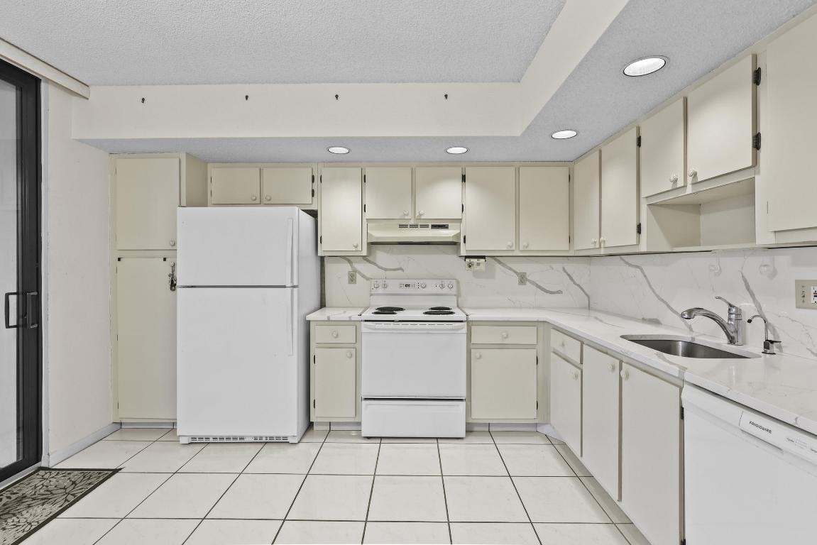 5280 Las Verdes Circle 219