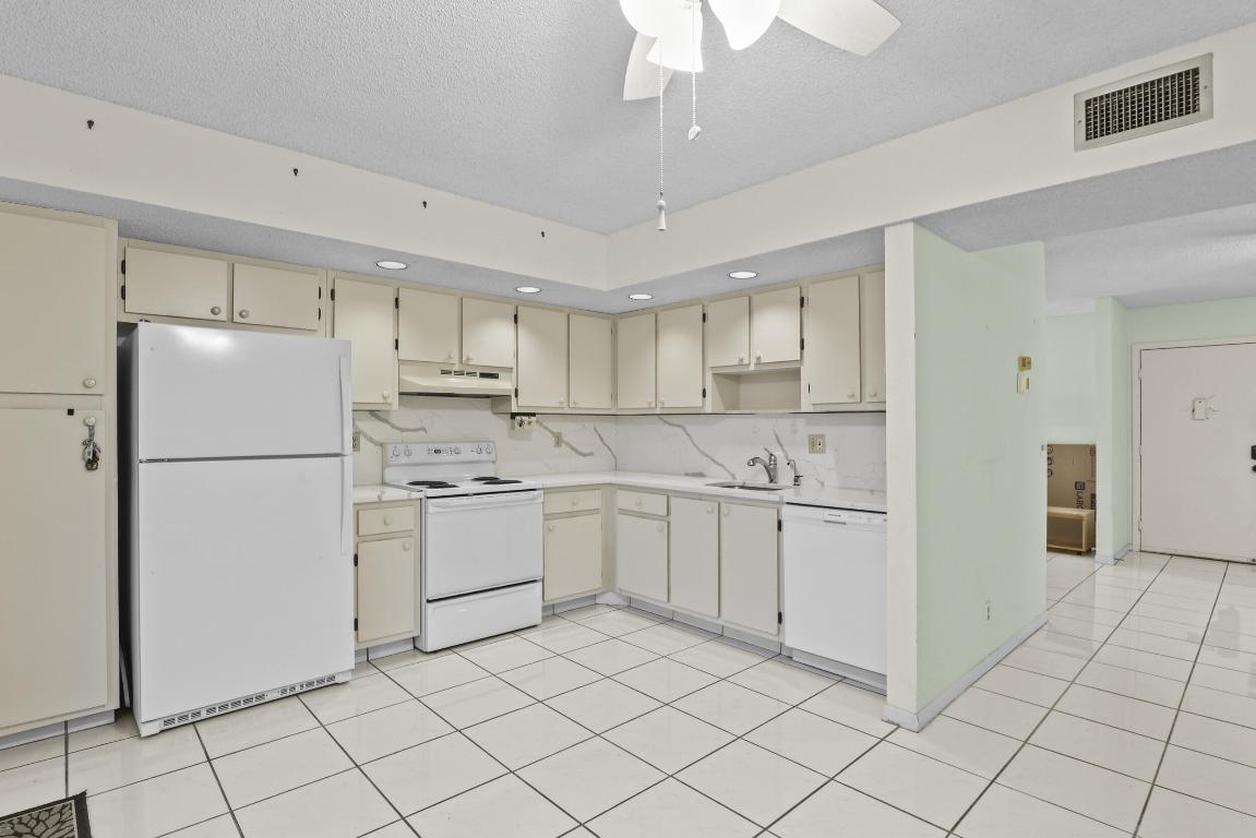 5280 Las Verdes Circle 219