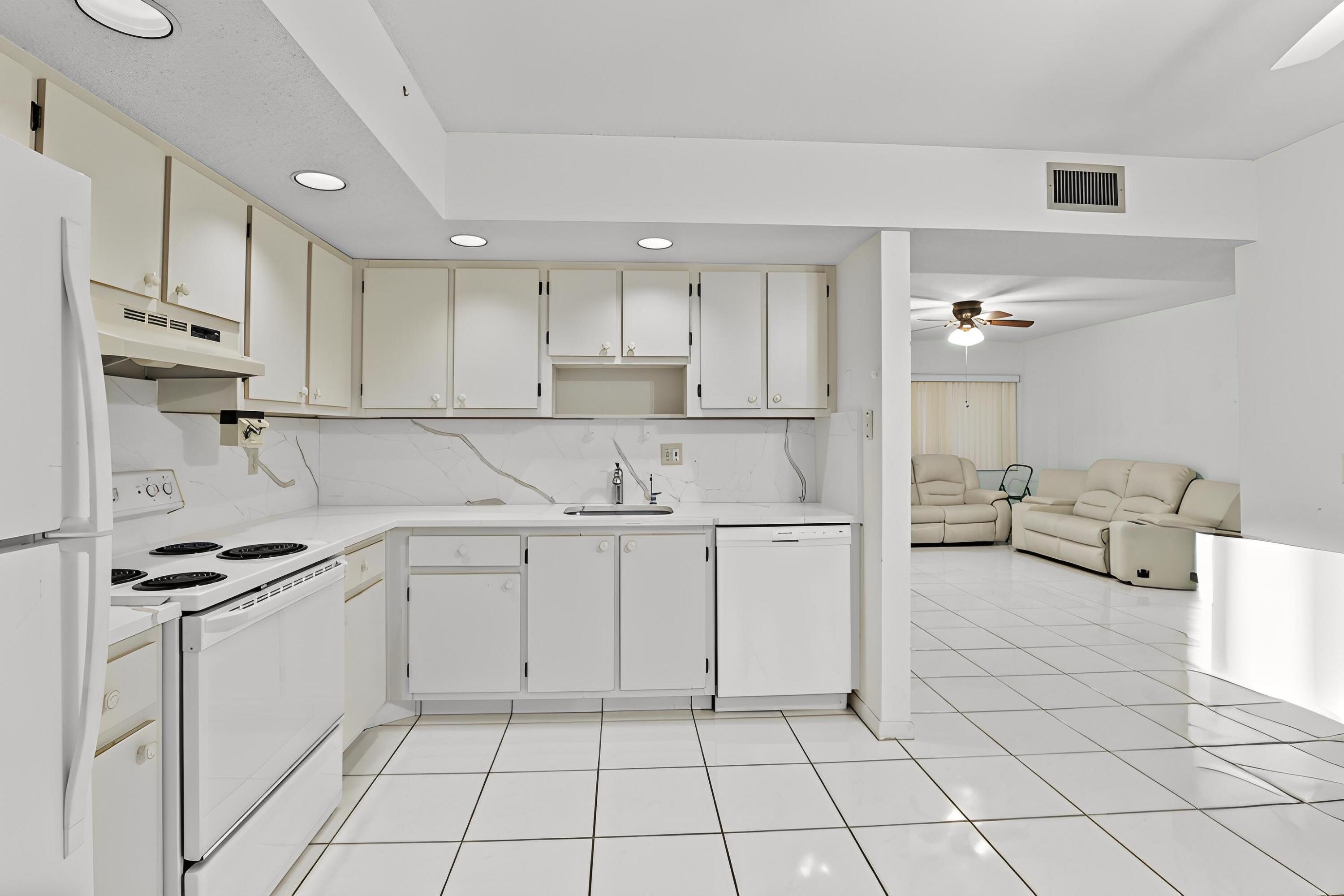 5280 Las Verdes Circle 219