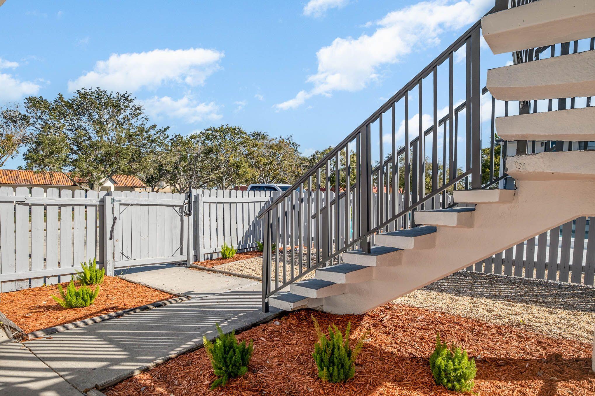 115 W Seminole Avenue 212