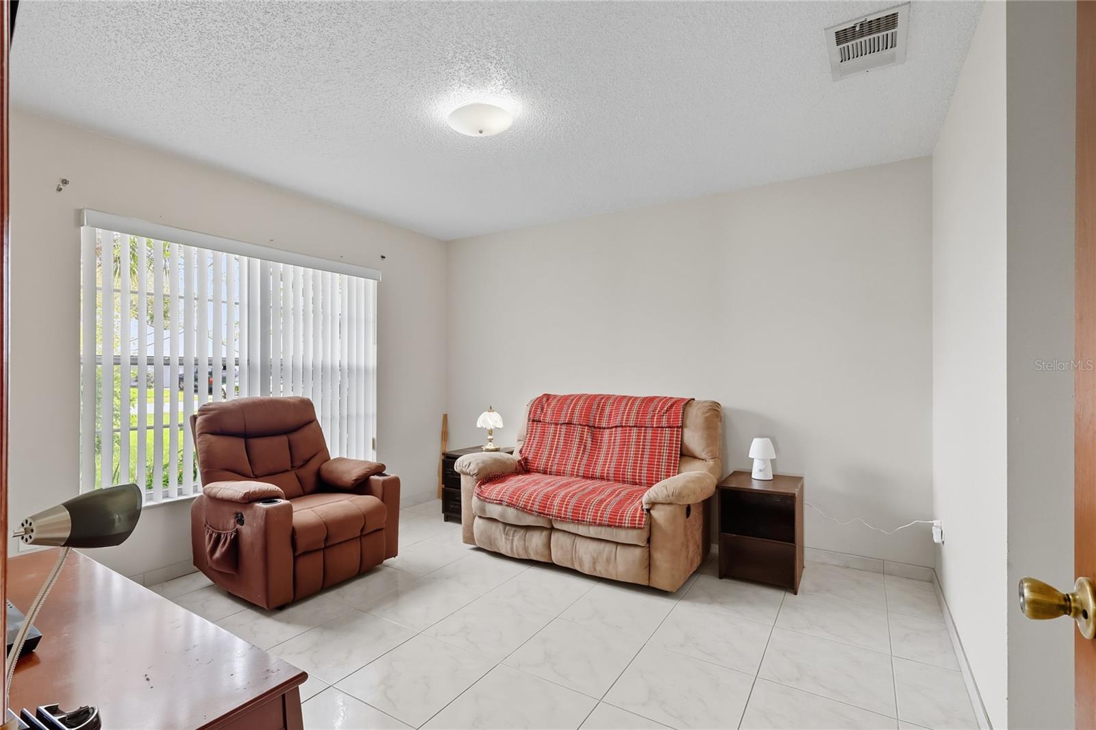 202 S HAMPTON CT