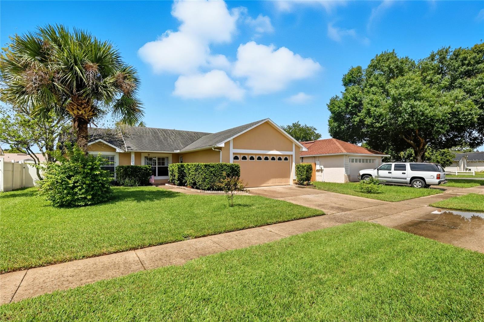 202 S HAMPTON CT