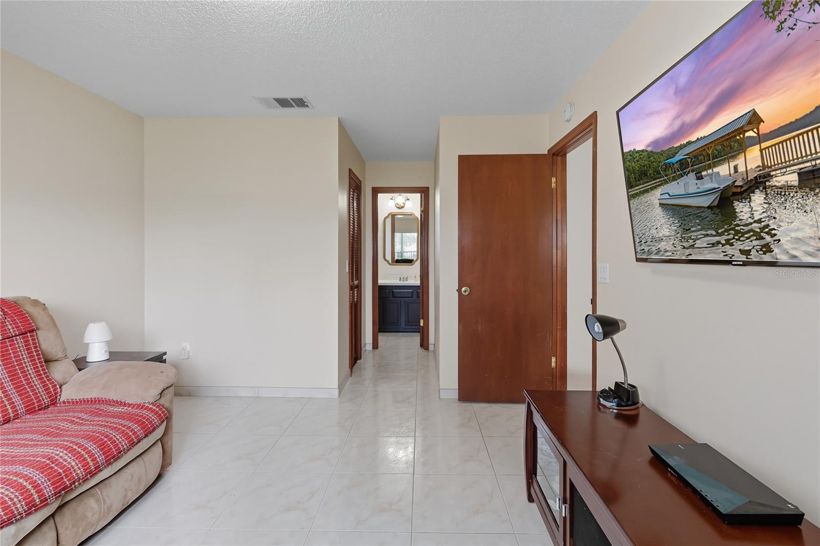 202 S HAMPTON CT