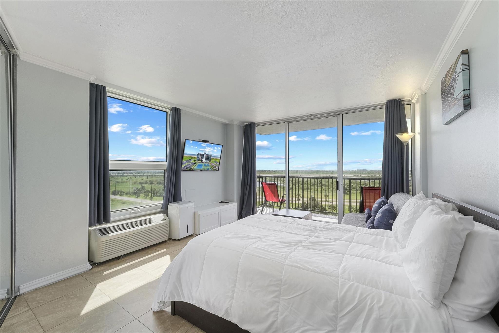 415 E Beach Drive # 702 Unit: 701-702