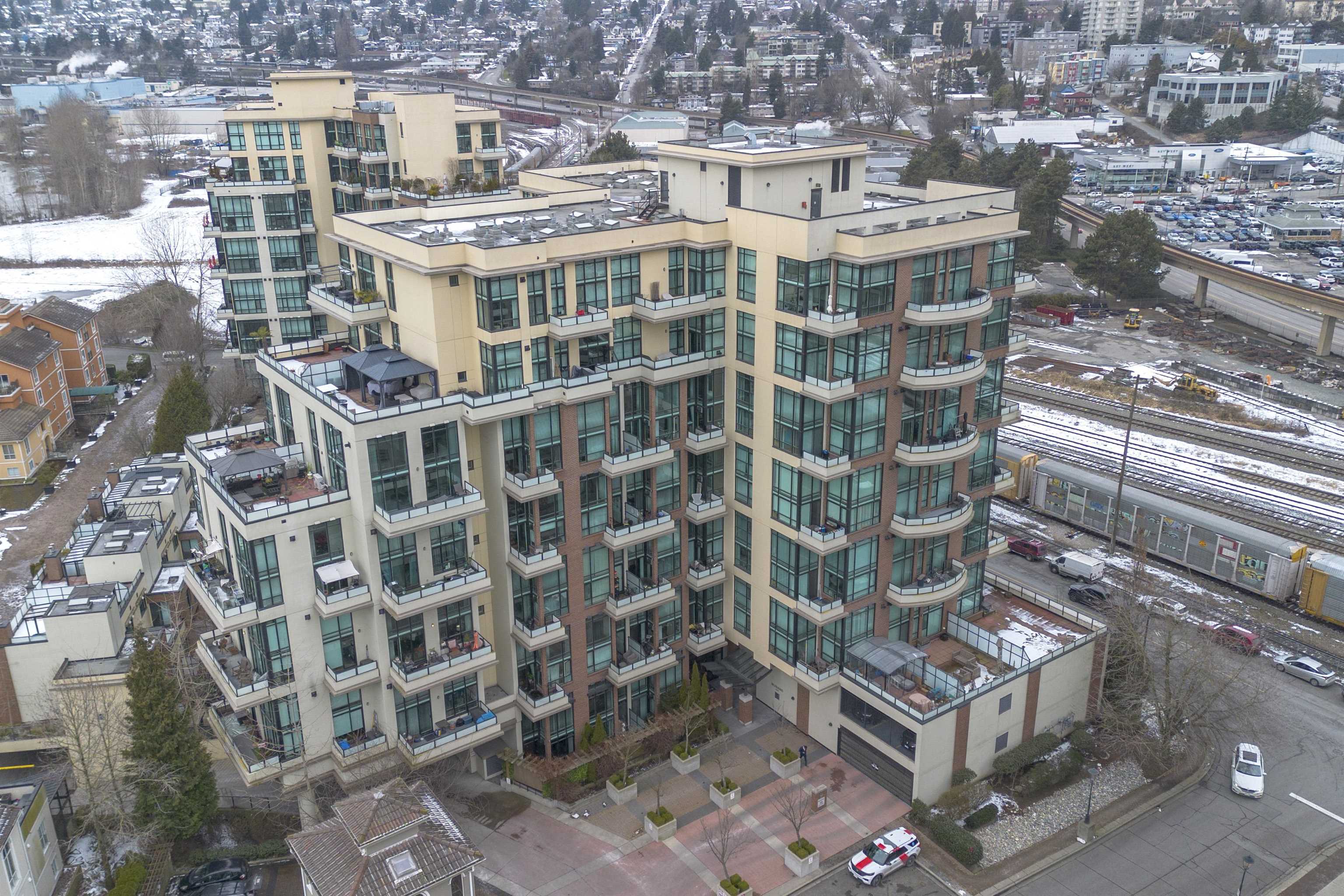305-10 Renaissance Square Unit: 305