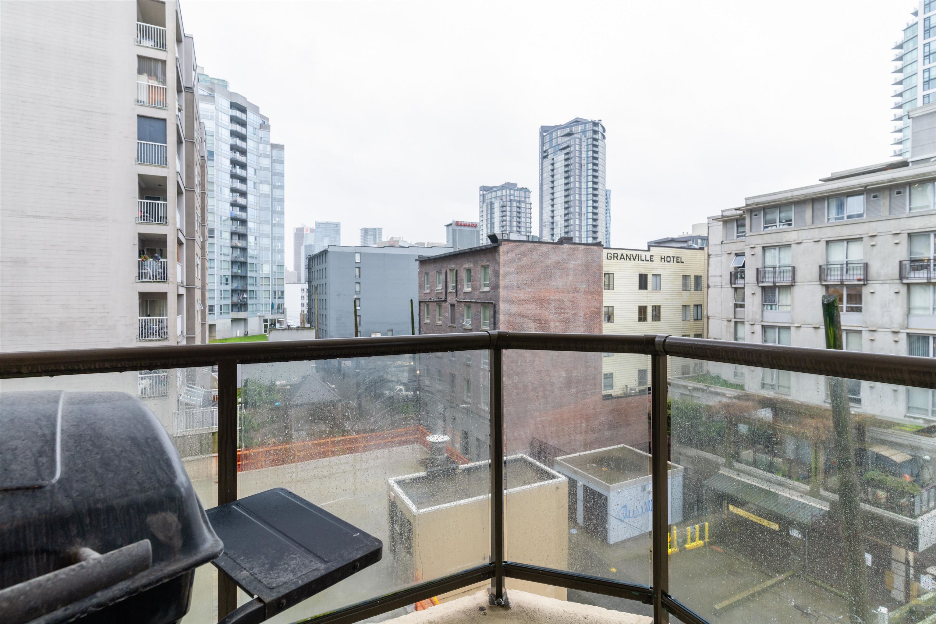 408-789 Drake Street Unit: 408
