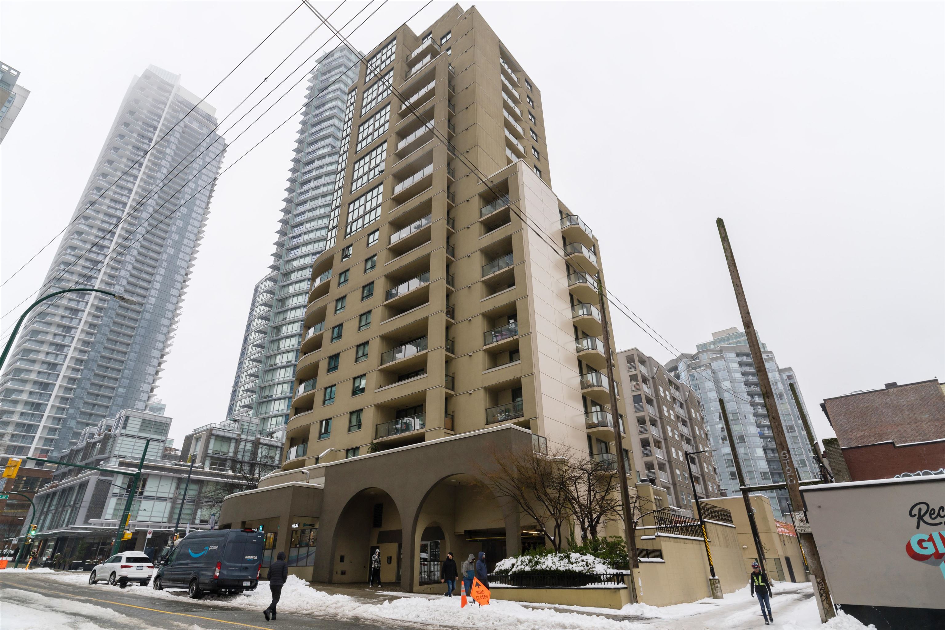 408-789 Drake Street Unit: 408