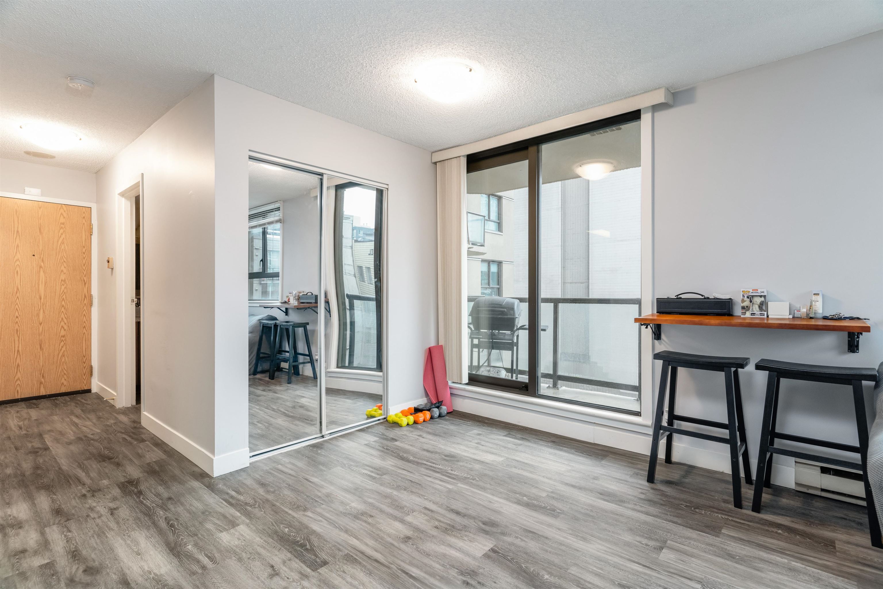 408-789 Drake Street Unit: 408
