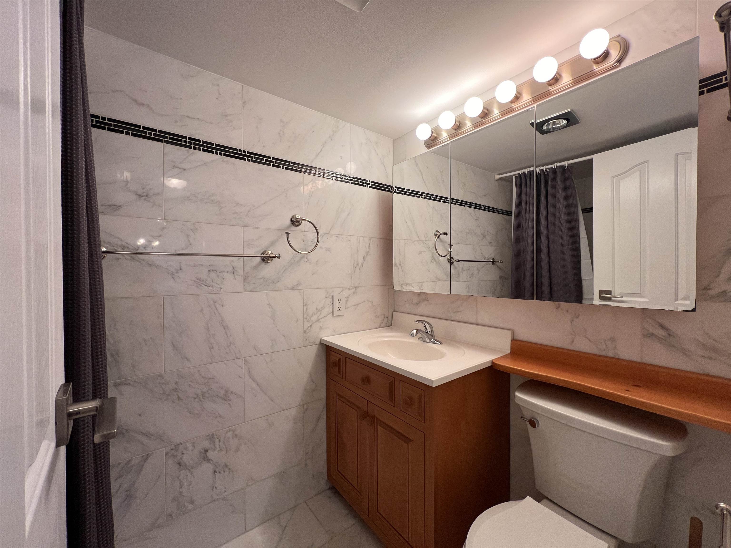 902-710 Seventh Avenue Unit: 902
