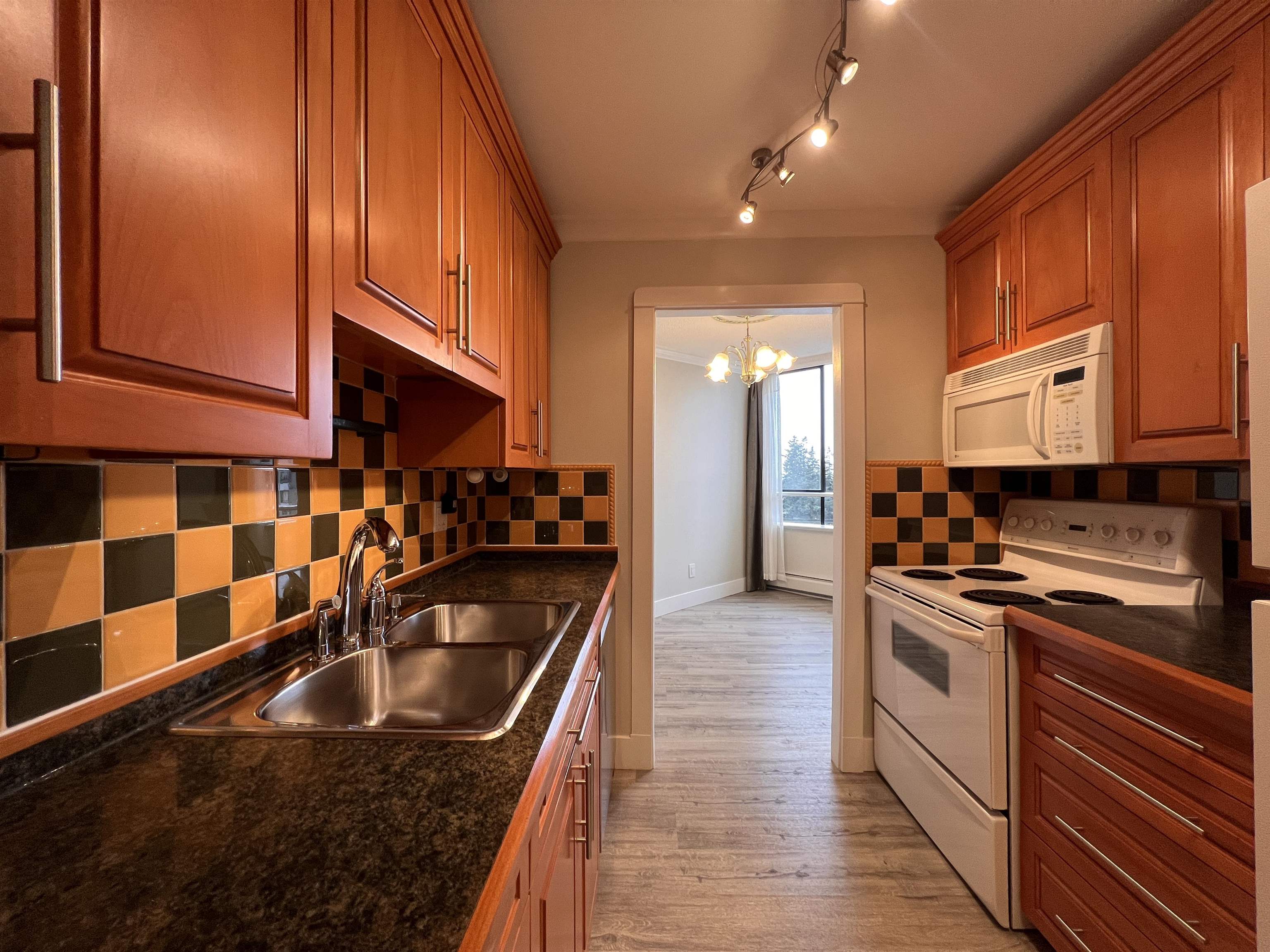 902-710 Seventh Avenue Unit: 902