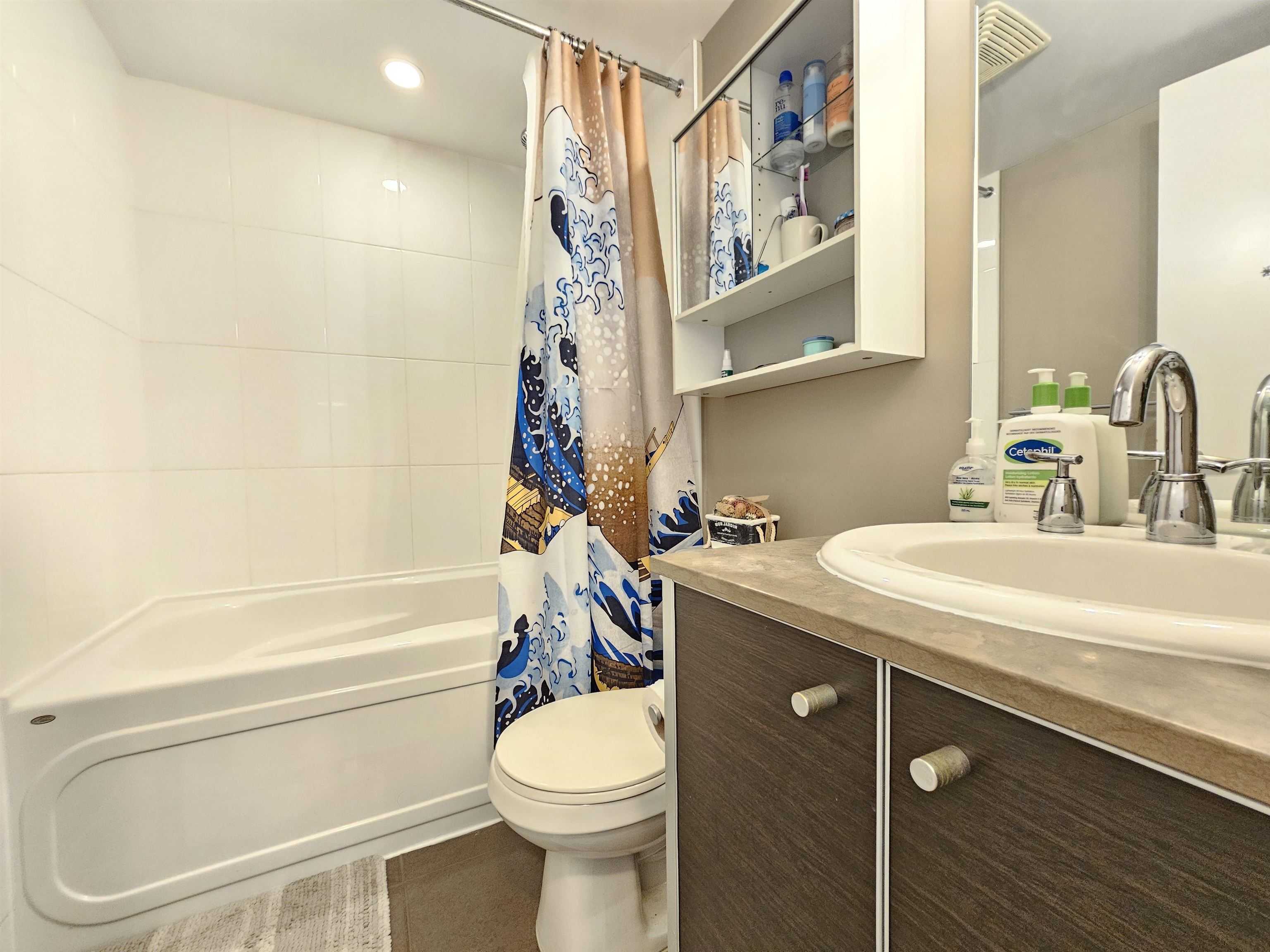 3303 9981 WHALLEY BOULEVARD Unit: 3303