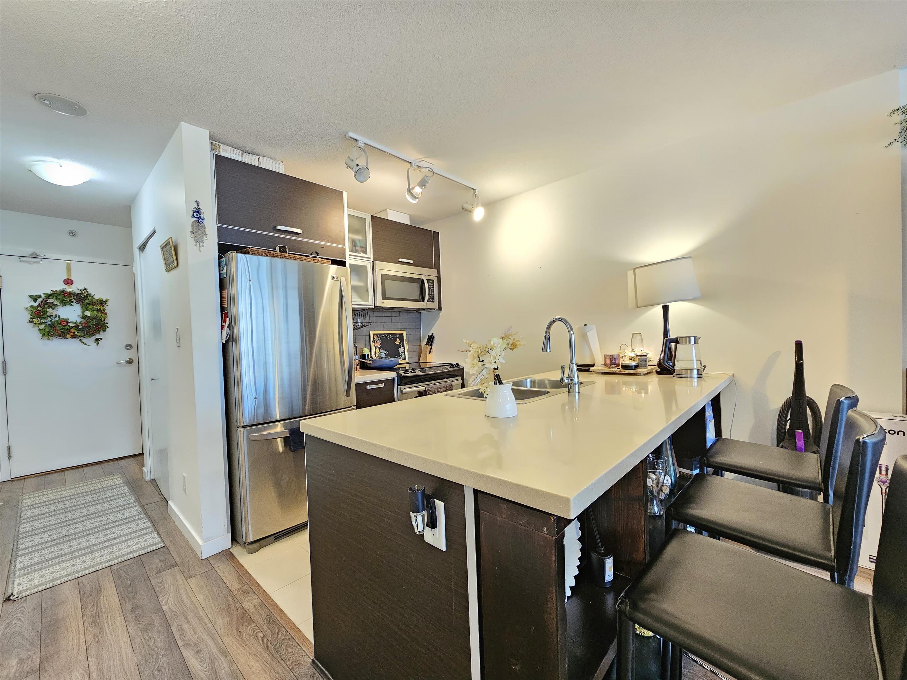 3303 9981 WHALLEY BOULEVARD Unit: 3303
