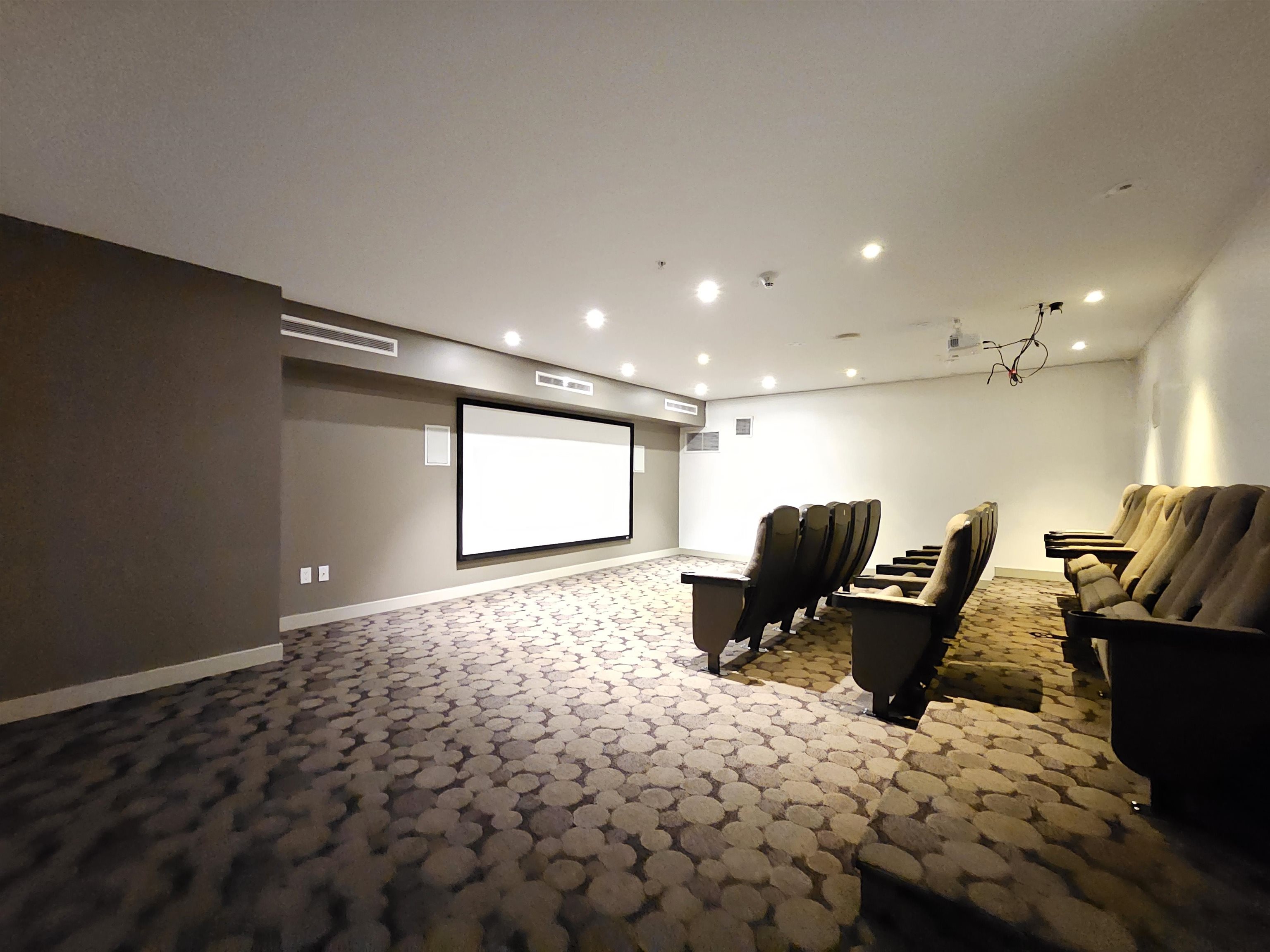 3303 9981 WHALLEY BOULEVARD Unit: 3303