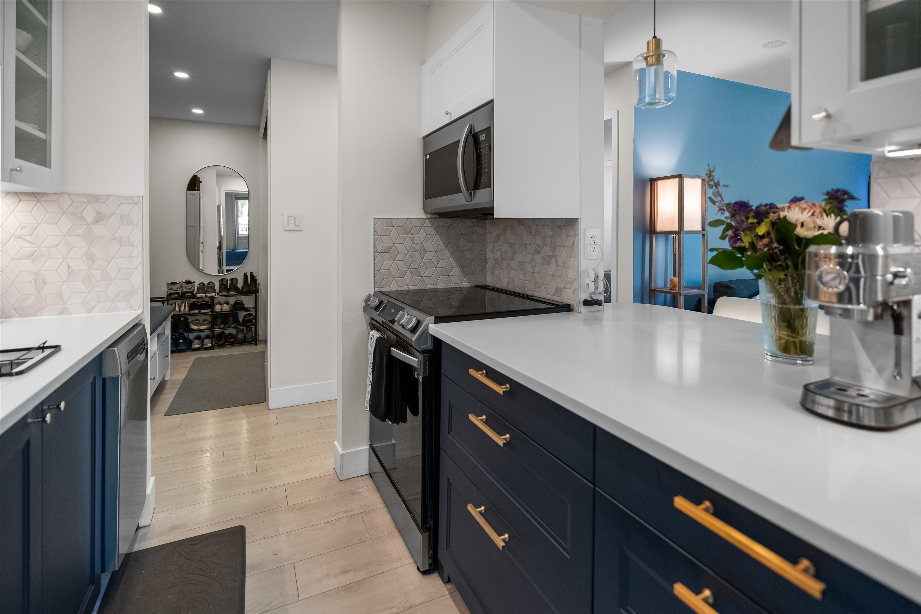 101 2121 W 6TH AVENUE Unit: 101