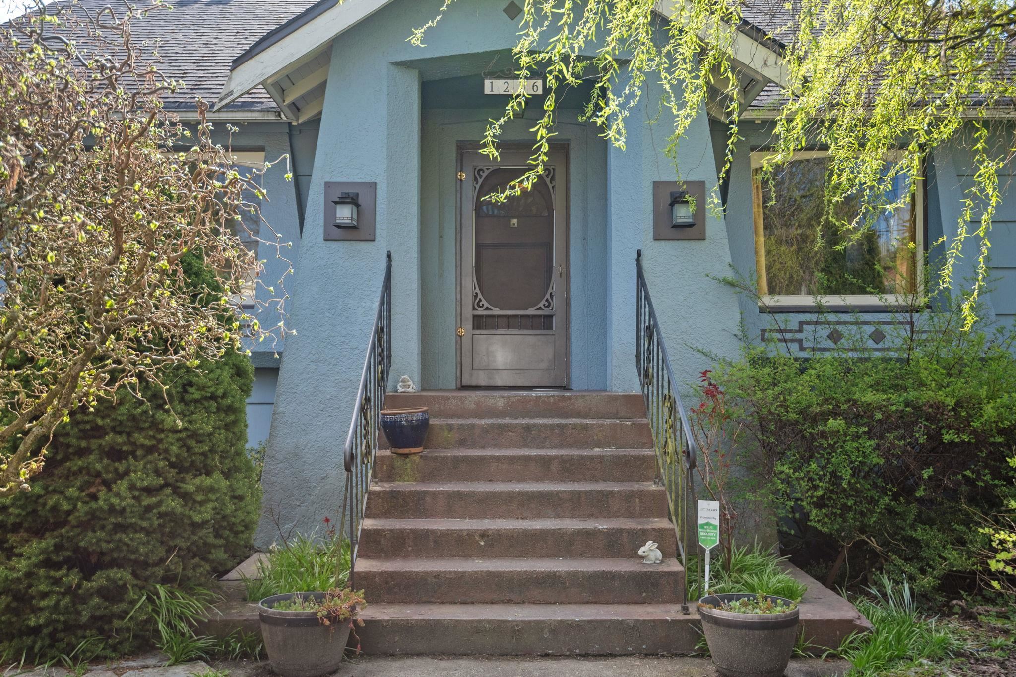 1216 EDINBURGH STREET