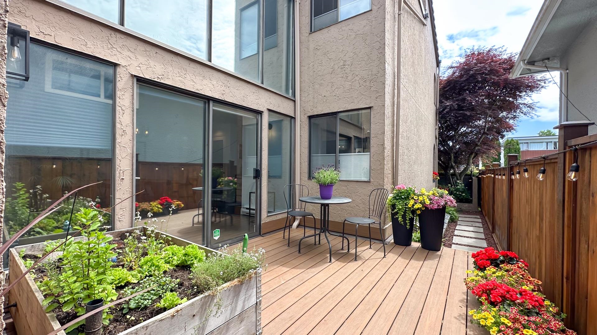 1 226 E 10 STREET Unit: 1