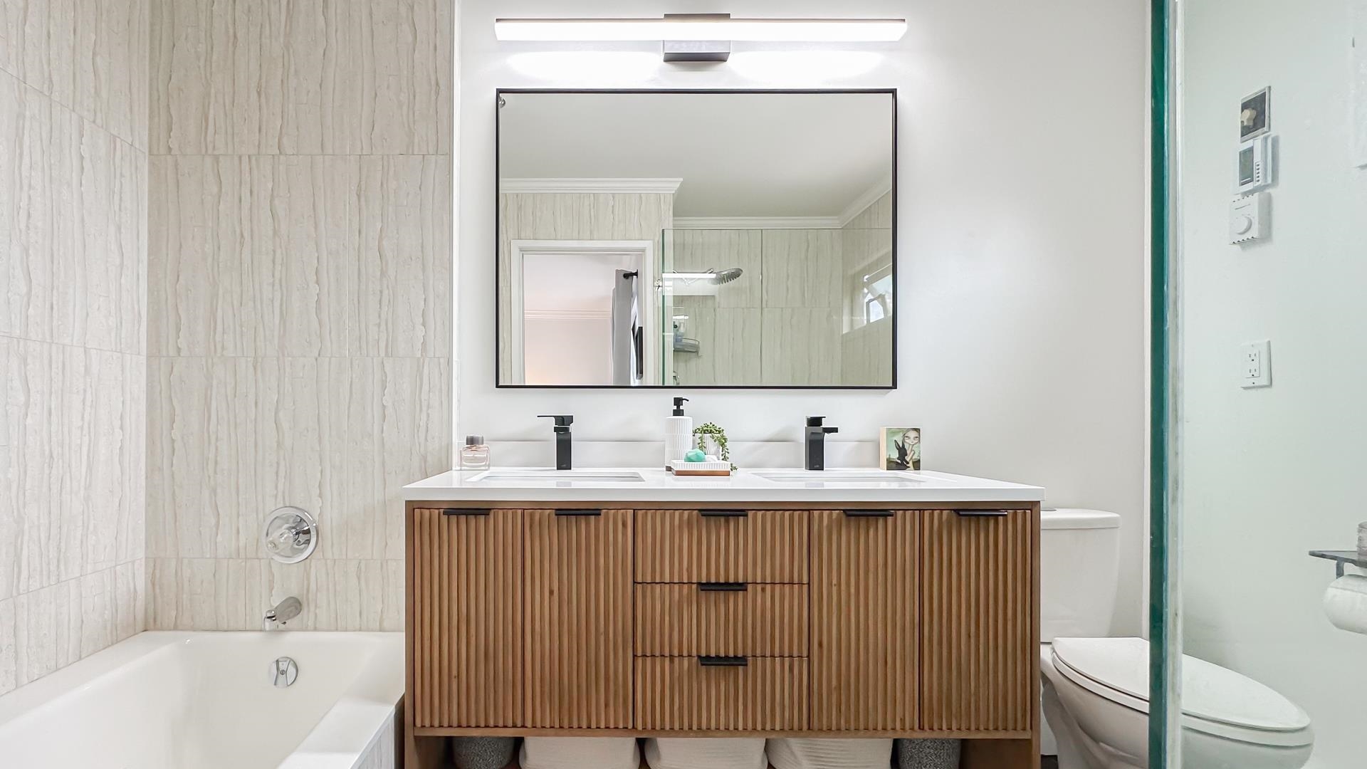 1 226 E 10 STREET Unit: 1