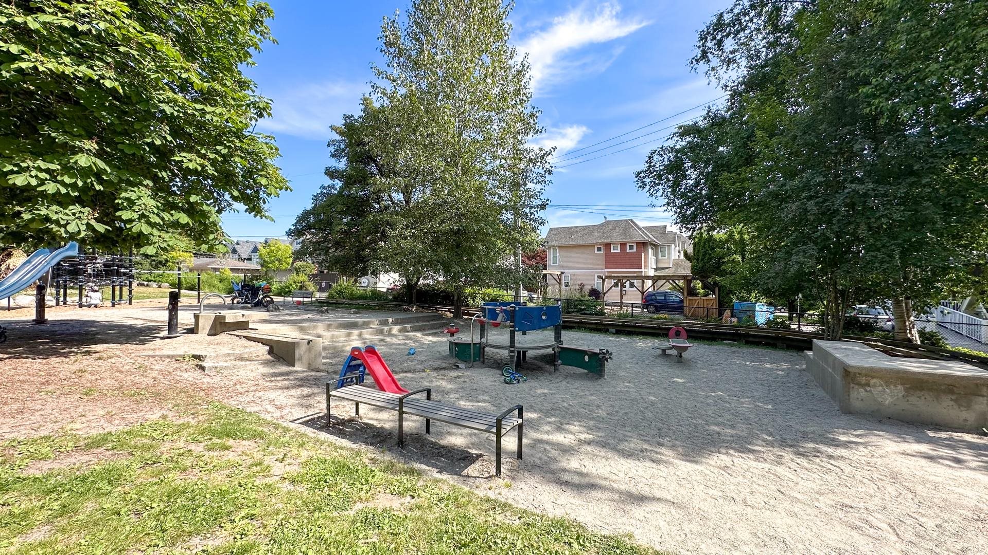 1 226 E 10 STREET Unit: 1