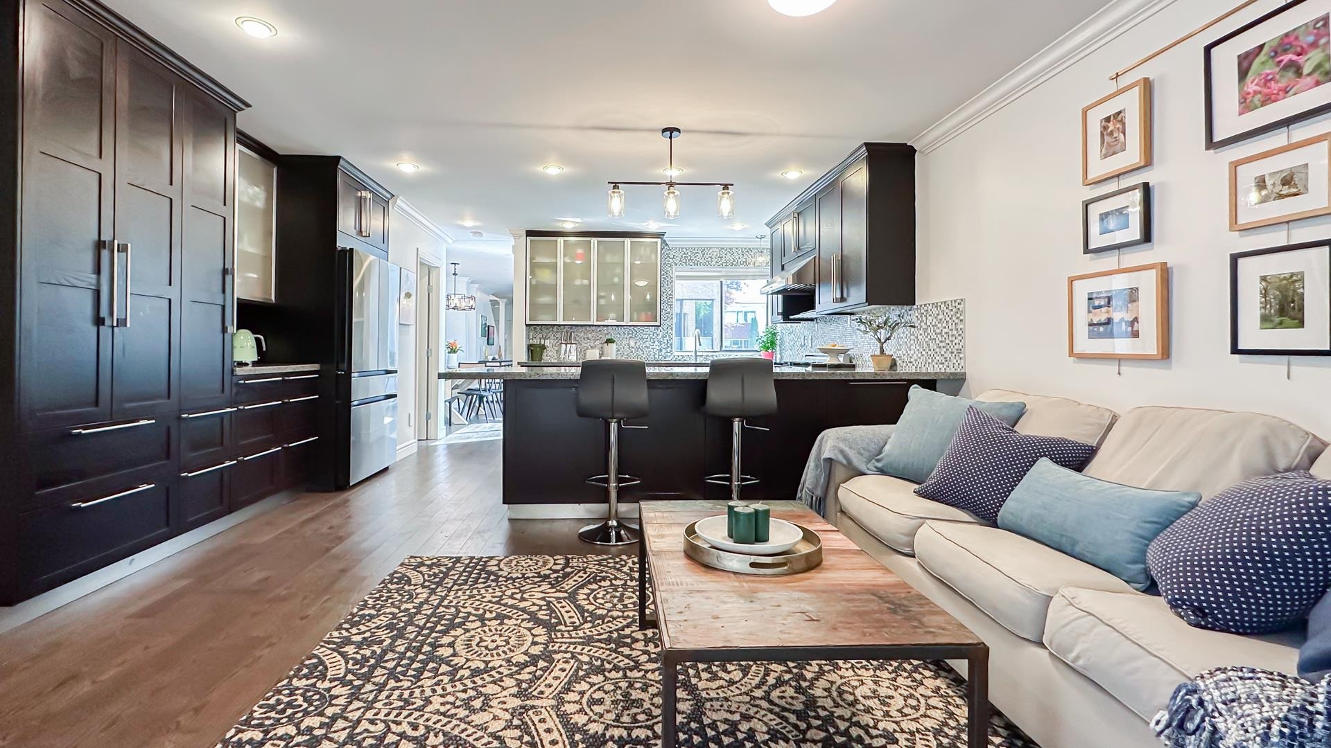 1 226 E 10 STREET Unit: 1