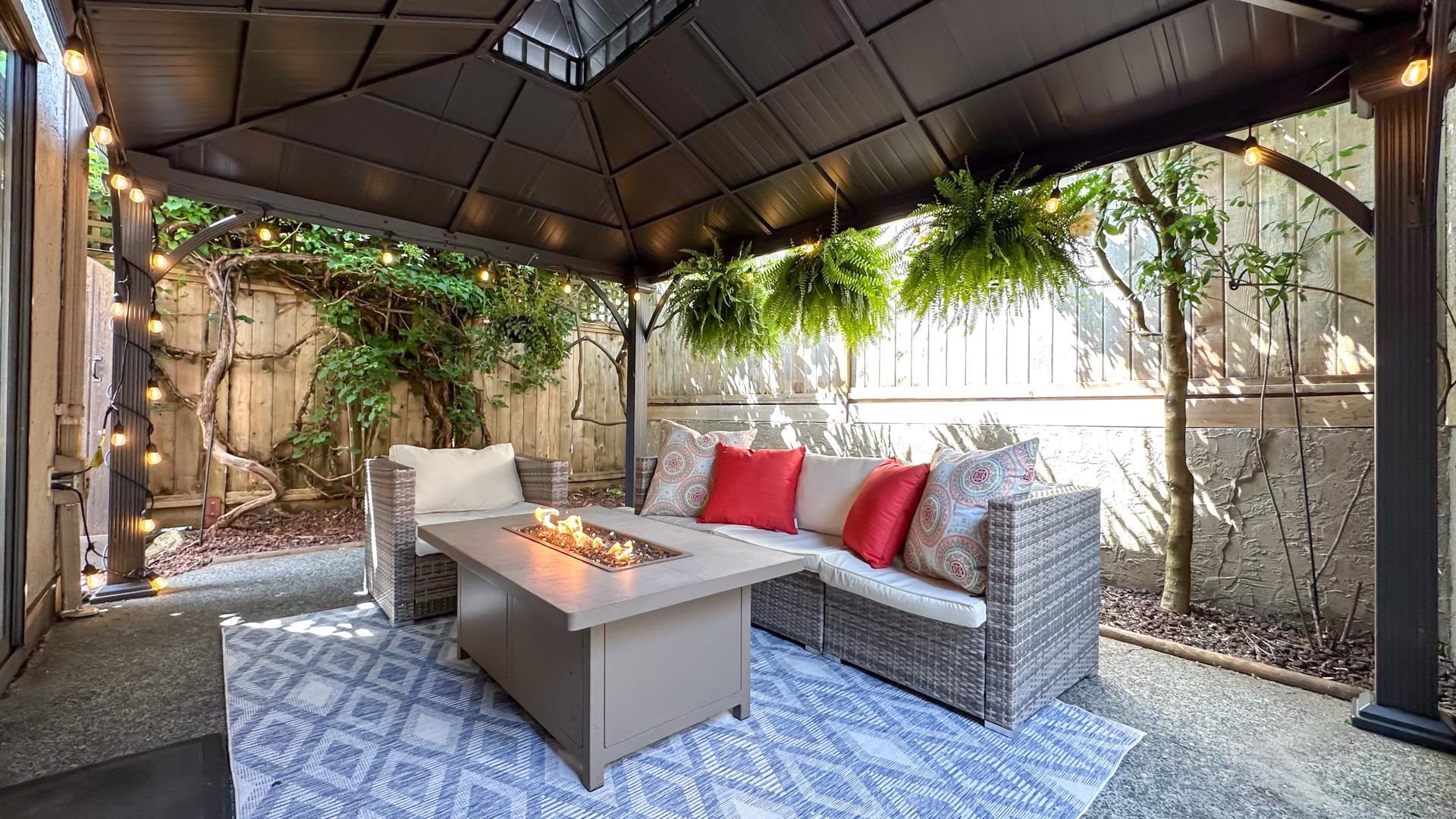 1 226 E 10 STREET Unit: 1