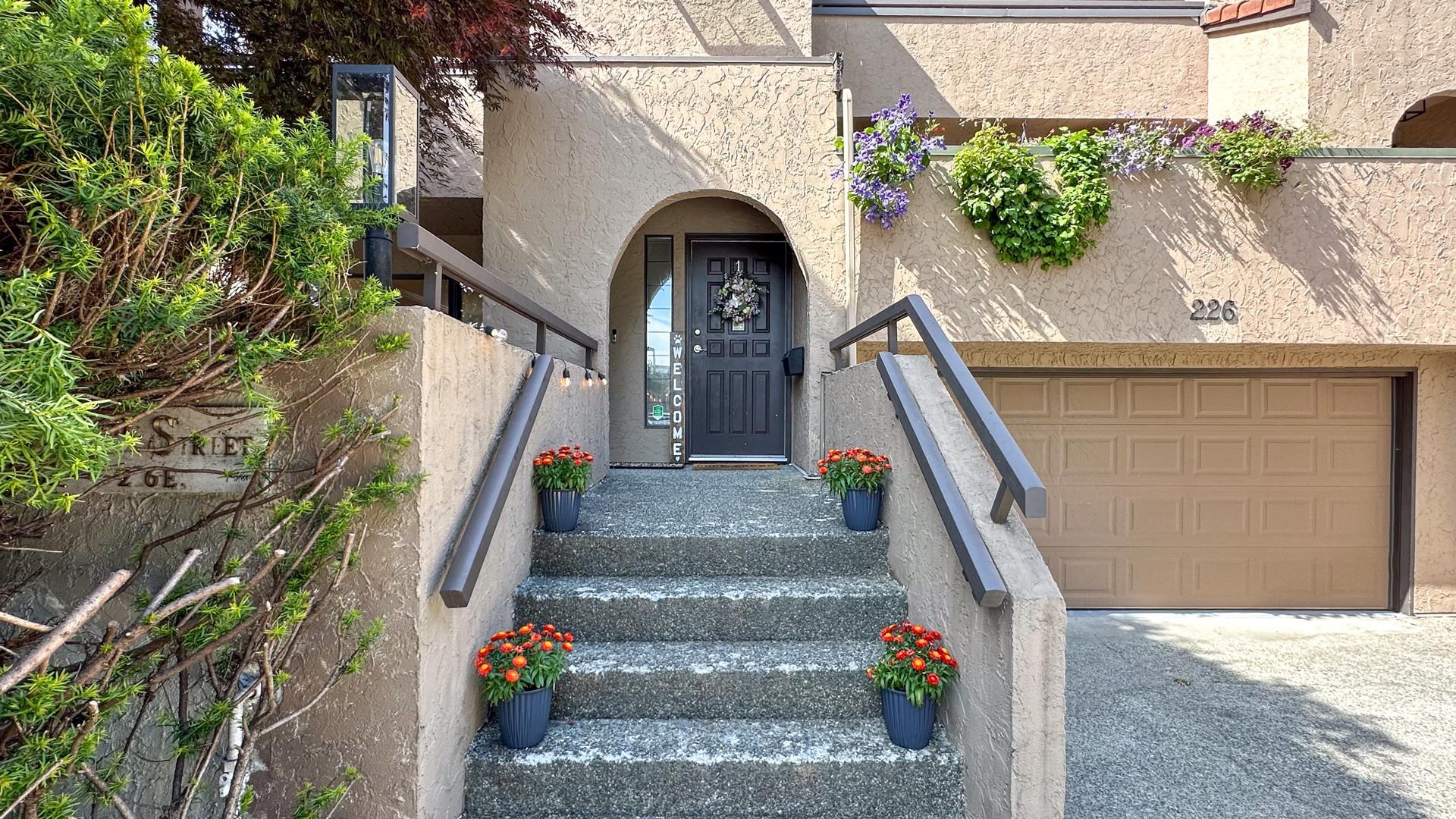 1 226 E 10 STREET Unit: 1