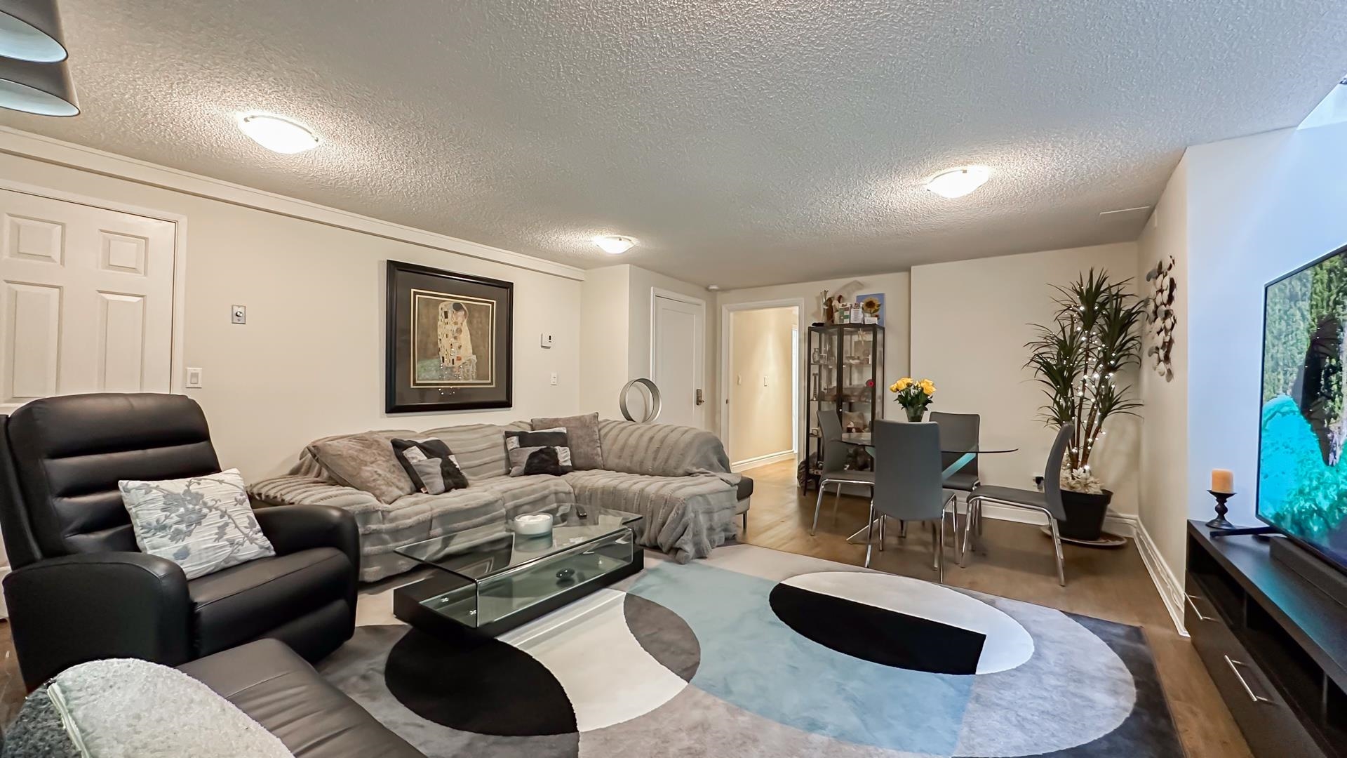 1 226 E 10 STREET Unit: 1