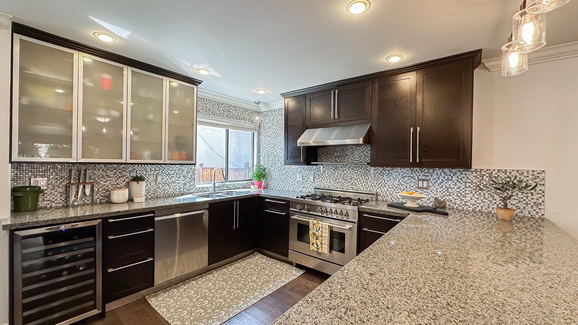 1 226 E 10 STREET Unit: 1
