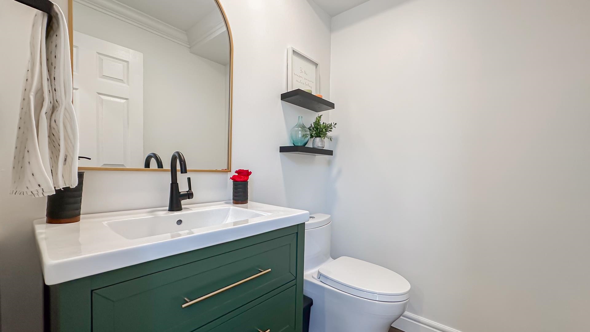 1 226 E 10 STREET Unit: 1
